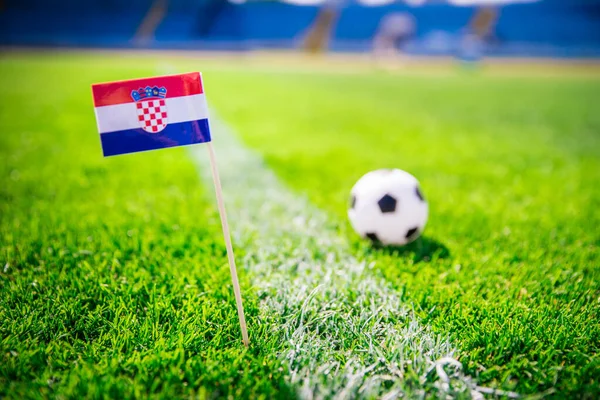 Kroatiens Nationalflagge Und Fußball Auf Grünem Rasen Fans Foto Unterstützen — Stockfoto