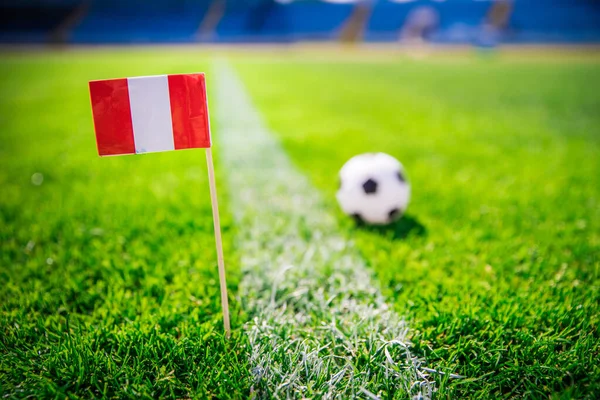 Perù Bandiera Nazionale Pallone Calcio Erba Verde Ventilatori Foto Supporto — Foto Stock
