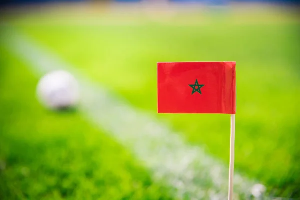 Μαρόκο Εθνική Σημαία Και Μπάλα Ποδοσφαίρου Στο Πράσινο Γρασίδι Φίλαθλοι — Φωτογραφία Αρχείου
