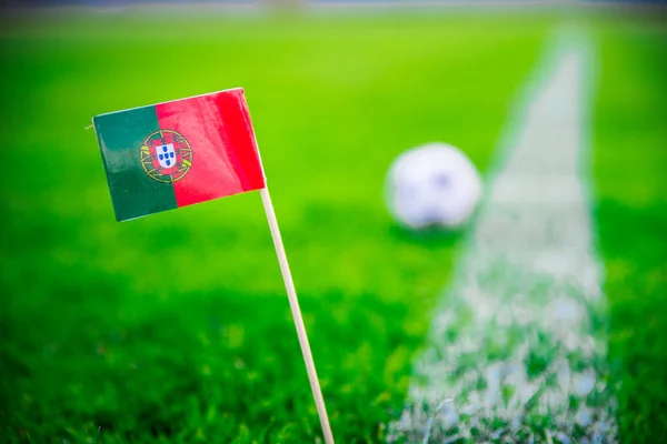 Португальский Национальный Флаг Футбольный Мяч Зеленой Траве Вентиляторы Поддержка Фото — стоковое фото