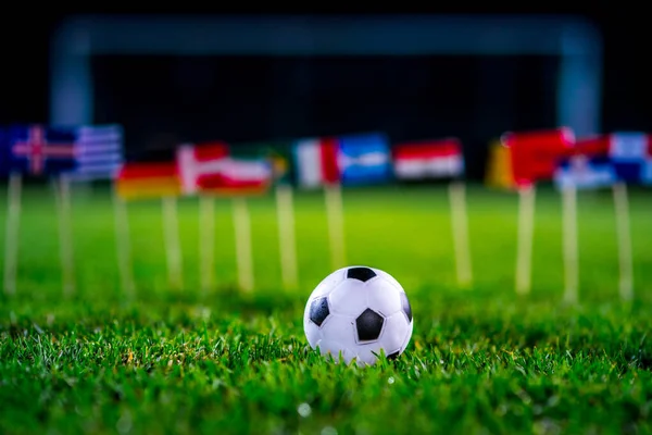 Fußball Auf Grünem Rasen Und Alle Nationalflaggen Der — Stockfoto