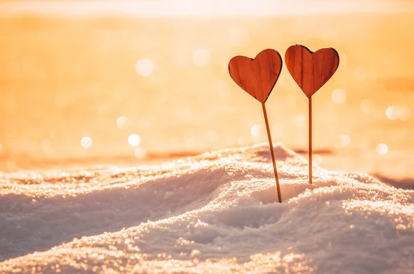 Dois Corações Madeira Artesanais Neve Durante Pôr Sol Quente Inverno — Fotografia de Stock