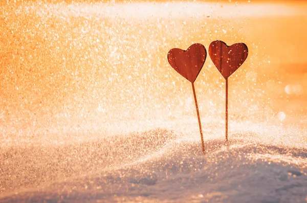 Δύο Ξύλινες Καρδιές Πορτοκαλί Φως Ηλιοβασίλεμα — Φωτογραφία Αρχείου