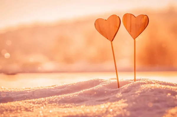 Dois Corações Madeira Artesanais Neve Durante Pôr Sol Quente Inverno — Fotografia de Stock