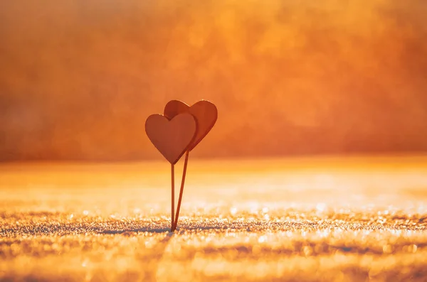 Zwei Holzherzen Orangefarbenem Sonnenuntergangslicht — Stockfoto