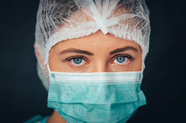 Bulaşıcı hastalıklara karşı koruma, koronavirüs. Hijyenik yüz maskesi takan kadın doktor enfeksiyonu önlemek için, solunum hastalığını grip olarak önlemek için, 2019-nCoV. Stüdyo fotoğrafı siyah arkaplan