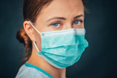 Bulaşıcı hastalıklara karşı koruma, koronavirüs. Hijyenik yüz maskesi takan kadın doktor enfeksiyonu önlemek için, solunum hastalığını grip olarak önlemek için, 2019-nCoV. Stüdyo fotoğrafı siyah arkaplan