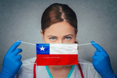 Şili Kadın Doktor Portresi 'ndeki Coronavirus Şili Ulusal Bayrağı ile Face cerrahi maskesini koruyor. Şili 'de Hastalık, Virüs Covid-19, konsept fotoğraf