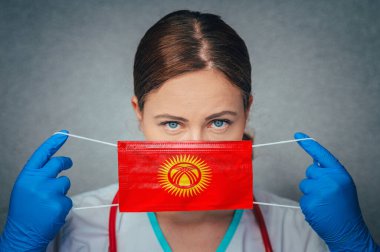 Kırgızistan Kadın Doktor Portresi 'ndeki Coronavirus Kırgızistan Ulusal Bayrağı ile Face cerrahi maskesini koru. Kırgızistan 'da Hastalık, Virüs Covid-19, konsept fotoğraf