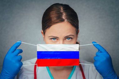 Rusya 'da Coronavirus Kadın Doktor Portresi Rusya Ulusal Bayrağı ile Face cerrahi maskesini koruyor. Rusya 'da Hastalık, Virüs Covid-19, konsept fotoğraf