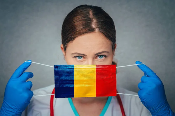 Coronavirus Rumänien Ärztin Portrait Halten Schutz Gesicht Chirurgische Medizinische Maske — Stockfoto
