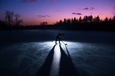 Buz üzerinde hokey oyuncusu silueti, spor fotoğrafı