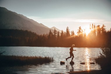 Dağlar ve göl kenarında sabah serbestisi, Strbske pleso, Slovakya