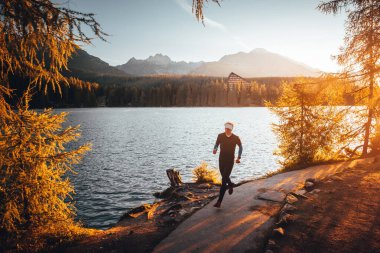 Dağlar ve göl kenarında sabah serbestisi, Strbske pleso, Slovakya