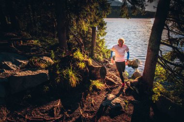 Dağlar ve göl kenarında sabah serbestisi, Strbske pleso, Slovakya