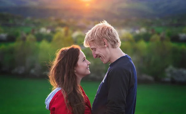 Retrato Casal Jovem Bonita Luz Nascer Sol Primavera Fundo — Fotografia de Stock