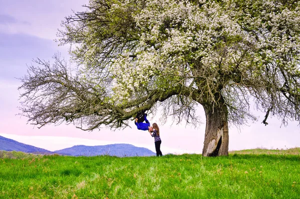 Casal Divertir Juntos Sob Árvore Primavera — Fotografia de Stock