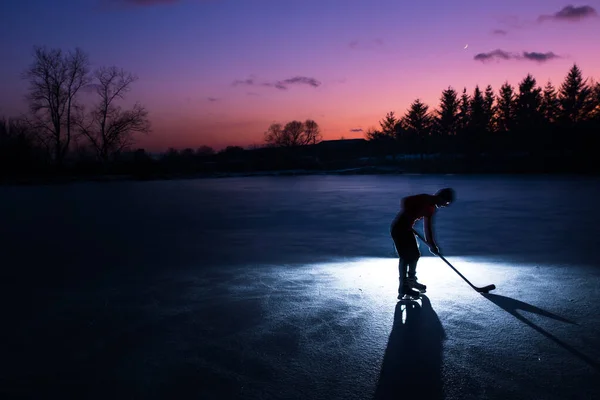Buz Üzerinde Hokey Oyuncusu Silueti Spor Fotoğrafı — Stok fotoğraf