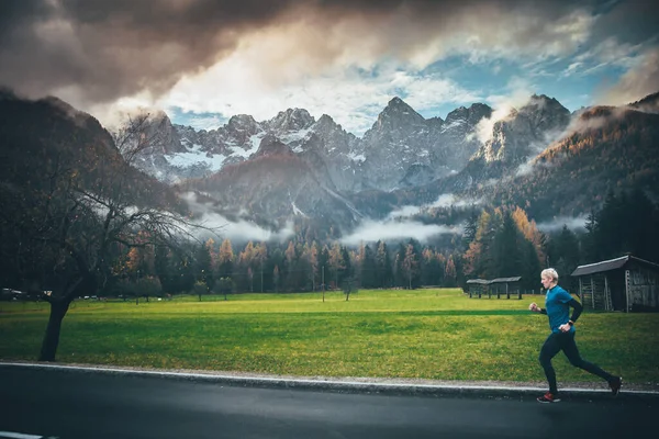 Αθλητής Που Τρέχει Στο Δρόμο Στις Άλπεις — Φωτογραφία Αρχείου