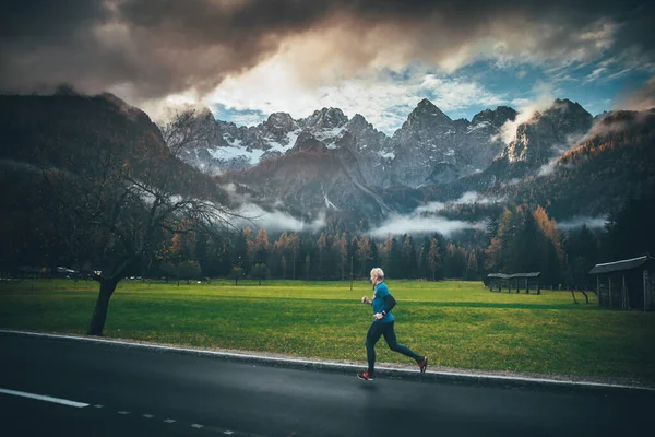 Πρωινό Τρέξιμο Στο Τοπίο Των Βουνών Φθινόπωρο Άλπεις Στο Παρασκήνιο — Φωτογραφία Αρχείου