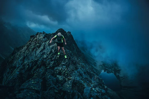 Corredor Senderos Oscuras Montañas Nocturnas Rocas Corriendo Tormenta — Foto de Stock