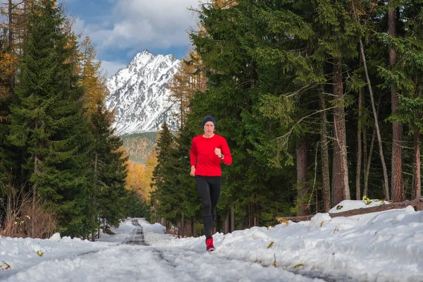 Atleta Correr Invierno Naturaleza Montañas Nieve Fondo — Foto de Stock
