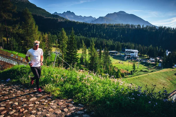 田径运动员进行绿色自然 高山背景的训练 — 图库照片