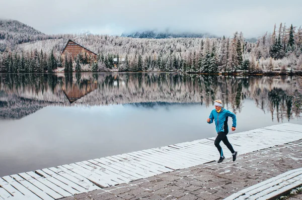 在湖畔跑步的人 冬天是白色的 — 图库照片