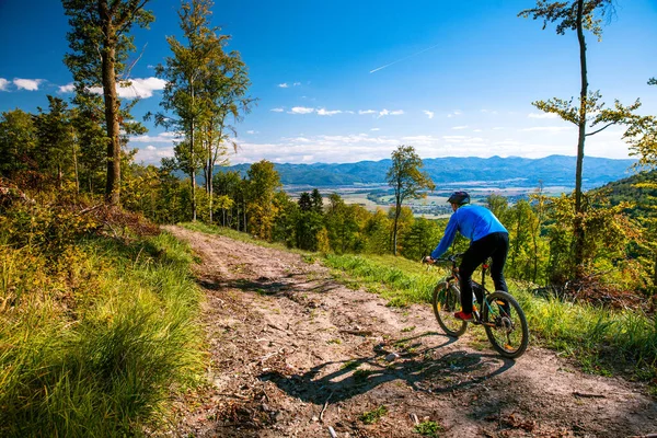 Montanha Ciclista Homem Montando Downhill Bicicleta Outono Montanhas Paisagem Florestal — Fotografia de Stock