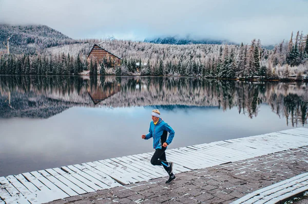 冬天活跃的生活 在高山美丽的大自然中 运动员在湖边跑步 — 图库照片