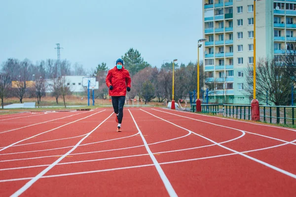 Löpare Med Medicinsk Mask Coronavirus Pandemi Covid Europa Sport Aktivt — Stockfoto