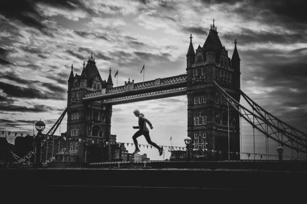 Samotný Běžec Prázdných Londýnských Ulicích Koronaviru Covid Karanténě Tower Bridge — Stock fotografie