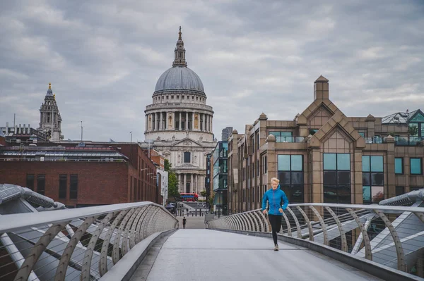 Samotny Biegacz Pustych Ulicach Londynu Czasie Kwarantanny Covid Most Millennium — Zdjęcie stockowe