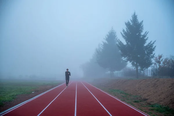 Aktywne Życie Atleta Biegać Mglisty Poranek Czerwonym Lekkoatletyce Lub Bieżni — Zdjęcie stockowe