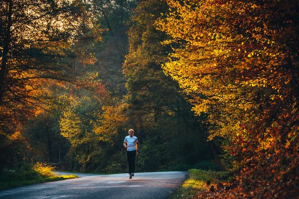 Πολύχρωμο Δάσος Αθλητής Τρέχει Στο Δρόμο Φθινόπωρο Τοπίο Αθλητική Φωτογραφία — Φωτογραφία Αρχείου