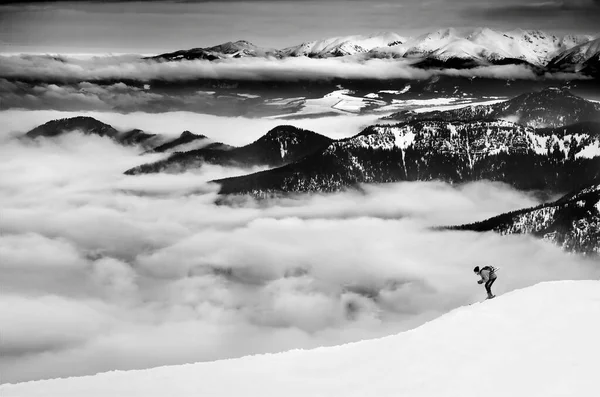 Lyžař Obzoru Mlhou Horami Krajiny Pozadí — Stock fotografie