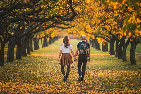 Ζευγάρι Που Περπατούν Μαζί Στο Φθινόπωρο Φωτογραφία Γεμάτη Αγάπη Αντιγραφή — Φωτογραφία Αρχείου