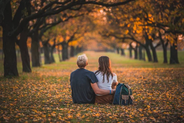 Casal Sentado Juntos Beco Outono Foto Cheia Amor Com Espaço — Fotografia de Stock