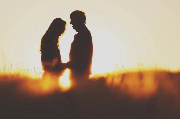 Homme Femme Amoureux Debout Dans Champ Seigle Pendant Été Coloré — Photo