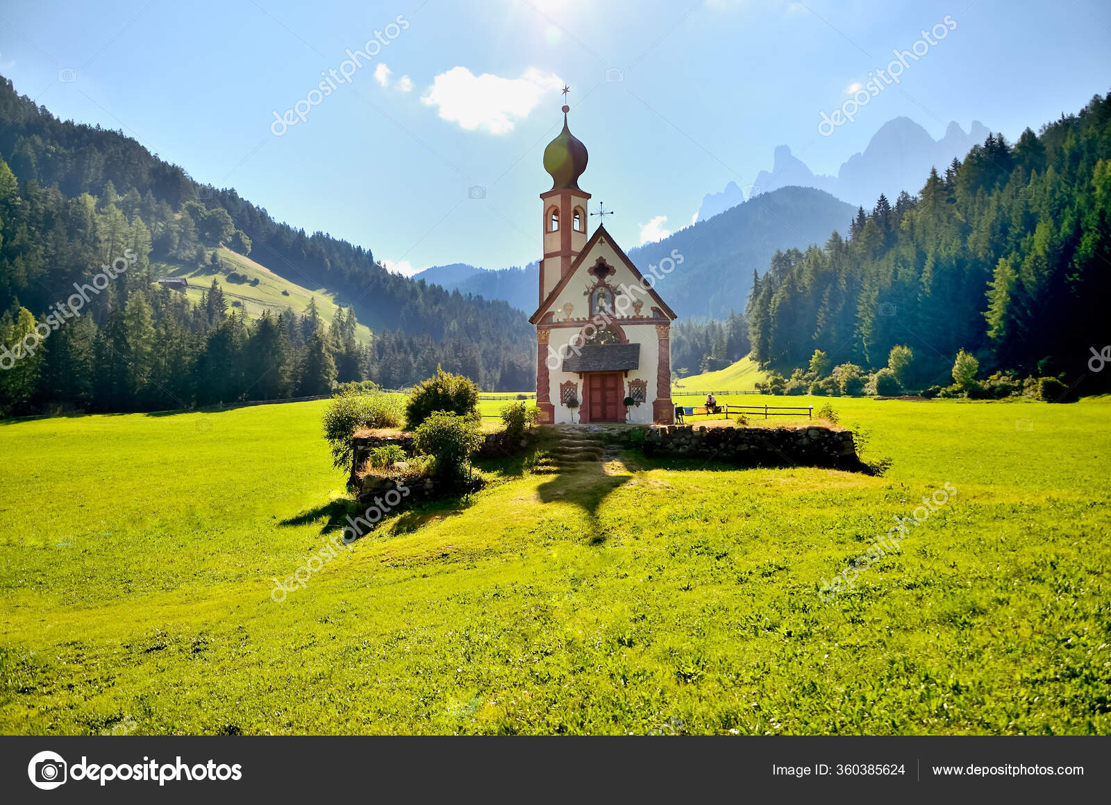 白云人山脚下的教堂芬尼斯山谷意大利白云石秋天阳光下的圣约翰教堂——图库图片© kovop58@gmail.com #360385624