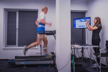 Tıp merkezinde koşan bir sporcu. Çalışmanın biyomekanik analizi