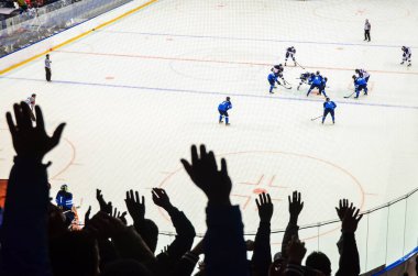 Buz hokeyi maçındaki taraftarların elleri, spor destek fotoğrafı