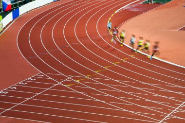 Uzun mesafe atletizm müsabakalarında profesyonel sporcular yaz maçına hazırlanıyor.