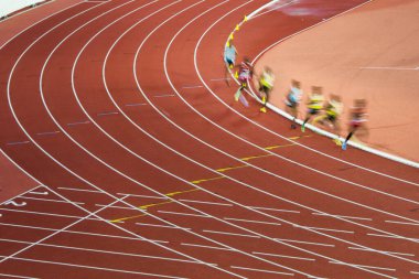 Uzun mesafe atletizm müsabakalarında profesyonel sporcular yaz maçına hazırlanıyor.