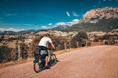 Dolomite 'la vadiden geçen bisikletli adam - İtalya, Avrupa