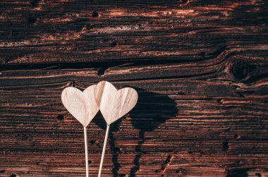 Tahta arka planda kırmızı kalp - Sevgililer Günü fotoğraf konsepti - Montajınız için yer olan duvar kağıdı