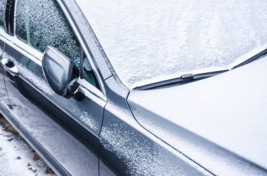 Soğuk kış sabahında arabada donmuş kar - Karla kaplı pencerenin kapanışı