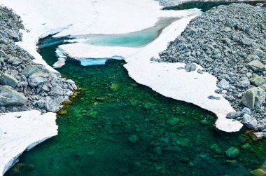 Berrak gölde buz ve gri kaya - nötr renklerde duvar kağıdı