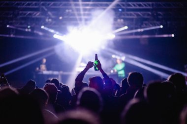 Yaz müzik festivalinde eller havada siluet - renkli arkaplan