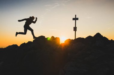 Gün batımında tepenin üstünde koşan sporcu - motivasyon, spor, enerji konsepti fotokopi alanı ile fotoğraf